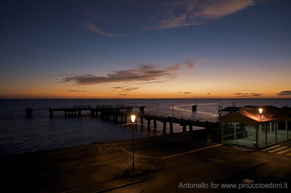 DOMINICA - Tramomto sul lungomare di Roseau.jpg